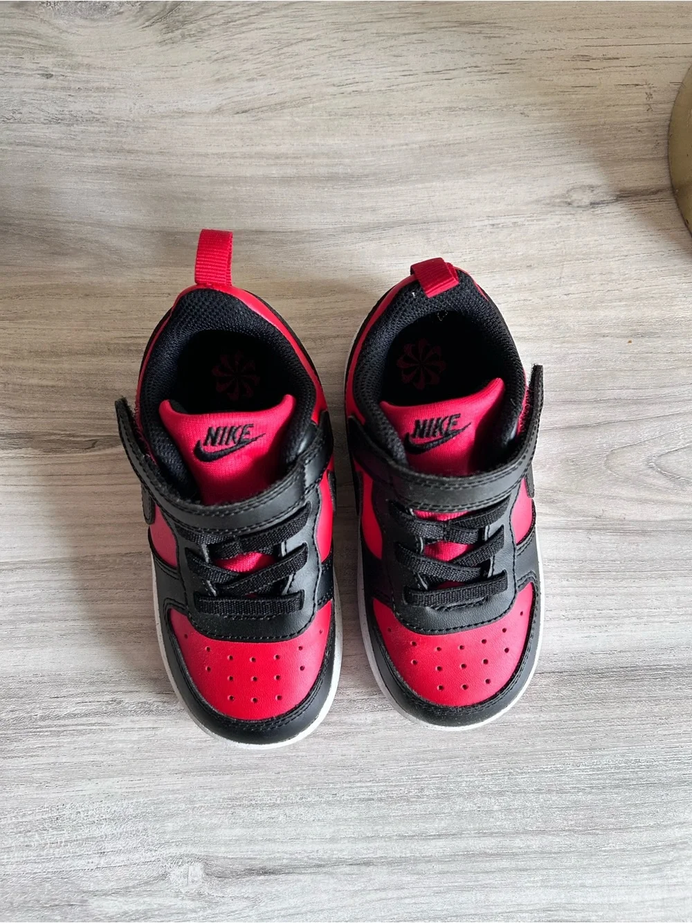 Nike Kids Low-Top Sneakers in Black & Red